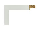 Moldura tipo cajón lacada en blanco mate, modelo 275-030. Fabricada en madera de pino finger con acabado liso y moderno, ideal para enmarcar fotografías, láminas o espejos. Su diseño minimalista y su color blanco neutro aportan luminosidad y elegancia a cualquier estilo de decoración, desde clásico hasta contemporáneo.