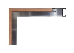 Marco de aluminio integral con chapa color cerezo, modelo 124-CZ. Moldura metálica con revestimiento efecto madera que combina el brillo del aluminio con la calidez del cerezo natural. Ideal para enmarcar fotografías, diplomas o láminas, aportando un estilo clásico y elegante.