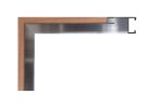 Moldura de aluminio integral con chapa color cerezo, modelo 124-CZ. Moldura metálica con revestimiento efecto madera que combina el brillo del aluminio con la calidez del cerezo natural. Ideal para enmarcar fotografías, diplomas o láminas, aportando un estilo clásico y elegante.