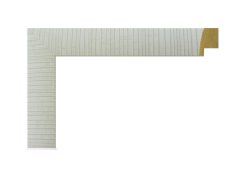Marco color blanco, modelo 187-030. Moldura decorativa fabricada en madera de Ayous con textura lineal tallada y acabado satinado en tono blanco. Su diseño limpio y contemporáneo combina elegancia y simplicidad, ideal para enmarcar fotografías, láminas o espejos, aportando luminosidad y un toque moderno a cualquier estancia.