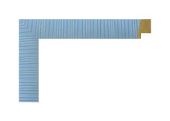 Marco color celeste, modelo 187-074. Moldura fabricada en madera de Ayous con textura lineal tallada y acabado satinado en tono azul celeste. Su diseño fresco y actual aporta un aire ligero y natural, ideal para enmarcar fotografías, láminas o espejos, destacando en decoraciones de estilo nórdico, infantil o costero.