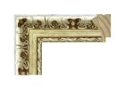 Moldura labrada 049-098 color plata, con diseño decorativo de estilo clásico y acabado mate. Fabricado en madera de pino finger joint, perfecto para enmarcar fotografías o láminas