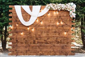 En la foto se presenta un sencillo photocall hecho con cartón pluma, que convertirá la celebración de la boda en un entorno mágico dónde los invitados podrán sacarse fotos para recordar tan maravilloso día