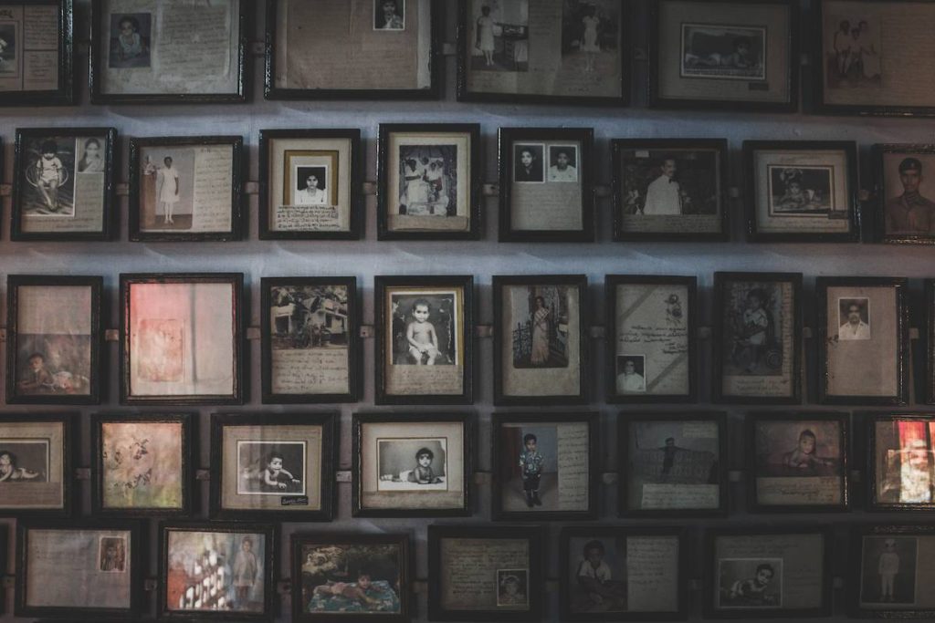 Pared repleta de cuadros a medida de forma ordenada, representado una galería de arte en casa como las que posibilita tener Molduras Salas con sus marcos para cuadros a medida.