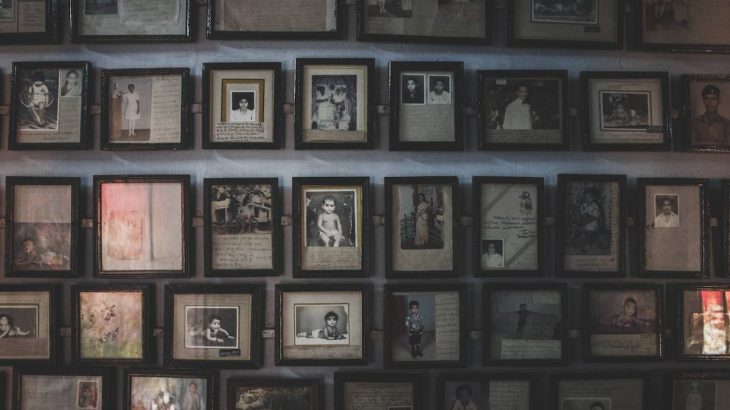 Pared repleta de cuadros a medida de forma ordenada, representado una galería de arte en casa como las que posibilita tener Molduras Salas con sus marcos para cuadros a medida.
