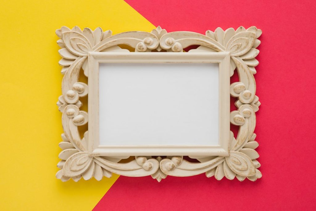 Marco con estilo para cuadro de pared con fondo amarillo y rojo, como los que vende Molduras Salas
