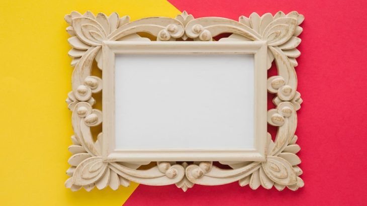 Marco con estilo para cuadro de pared con fondo amarillo y rojo, como los que vende Molduras Salas