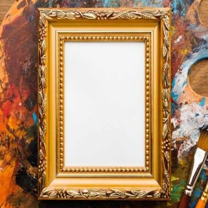 Marco para cuadro estilo barroco dorado con relieves ornamentales, sobre fondo de paleta de pintor y pinceles, disponible en Molduras Salas.