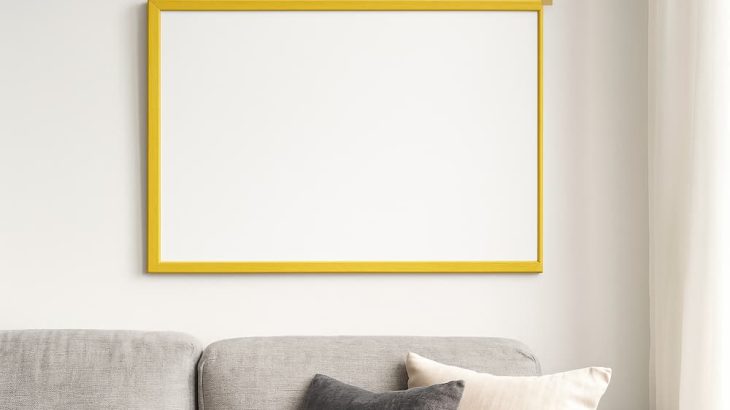 marco a medida colgado en el salón molduras salas