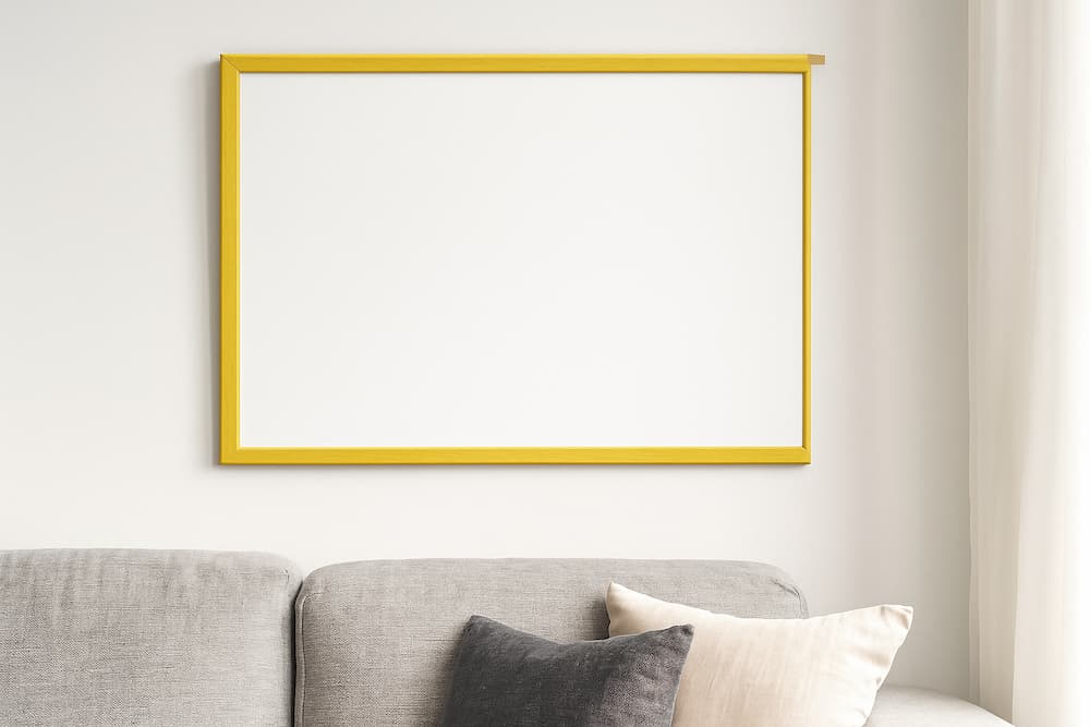 marco a medida colgado en el salón molduras salas