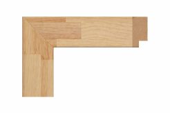 Moldura de madera de pino natural sin decorar, fabricada con empalmes visibles e irregulares, con veta marcada y acabado claro de aspecto artesanal.